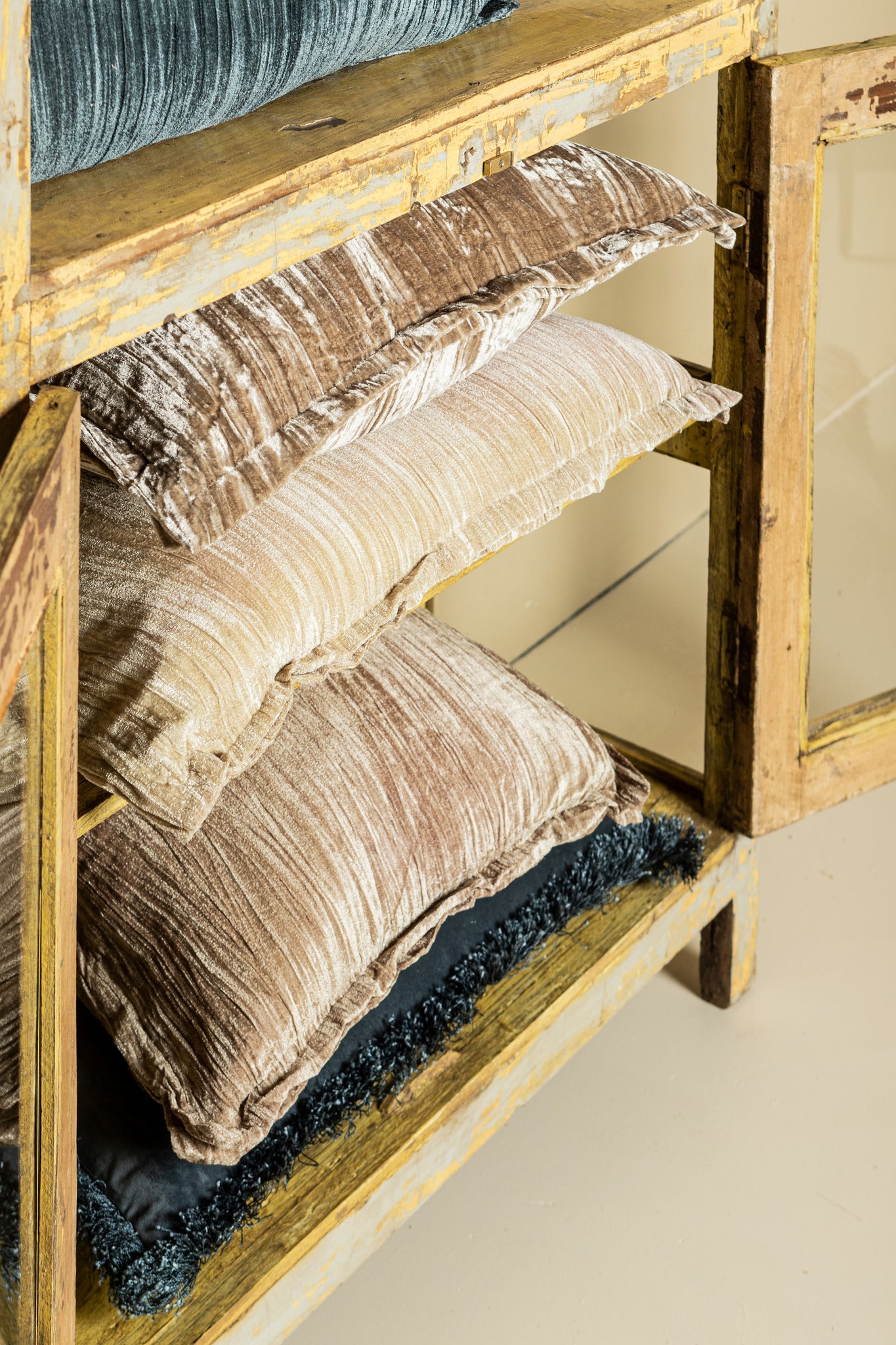 Nous Taupe Velvet Cushion With Fringes Square L (set of 2)